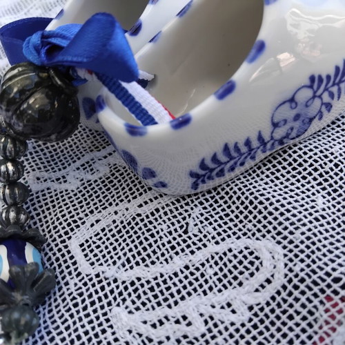 Vintage διακοσμητικό με πορσελάνινα τσόκαρα Delft Blue και βραχιόλι-φυλαχτό σαν καινούργιο