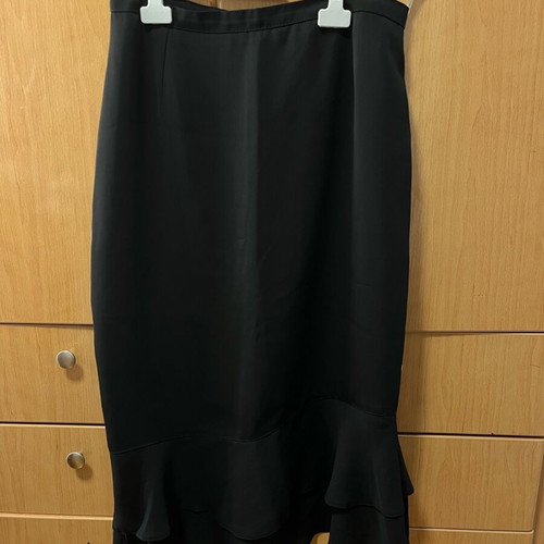 Black skirt with design and zipper Large like new