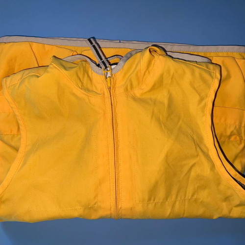 Gap sleeveless windbreaker used for boy 4 years old, yellow