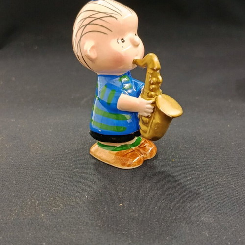 Porcelain Christmas ornament 1979 Peanuts Snoopy saxophone like new