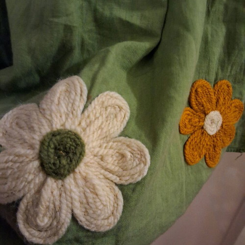 Green dress used with embroidered flowers and elastic sleeves