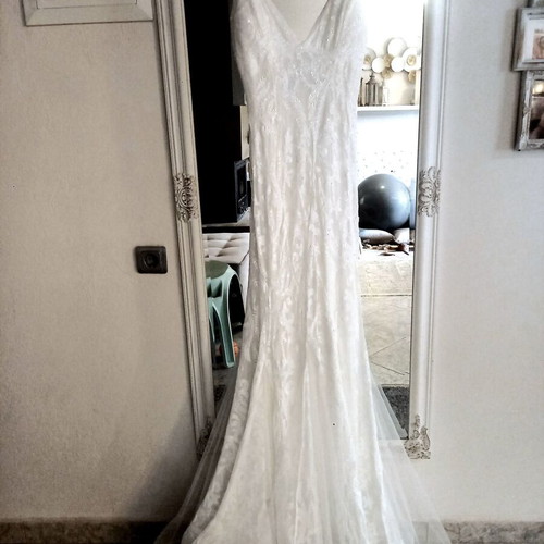 Mermaid wedding dress with thin straps, tulle and sewn sequins, like new