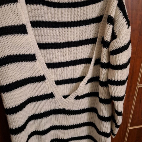Thick woolen blouse with V back, like new