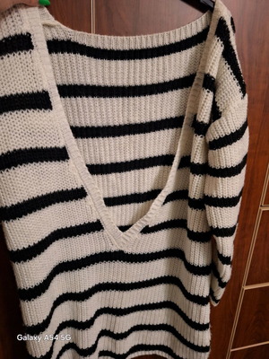 Thick woolen blouse with V back, like new