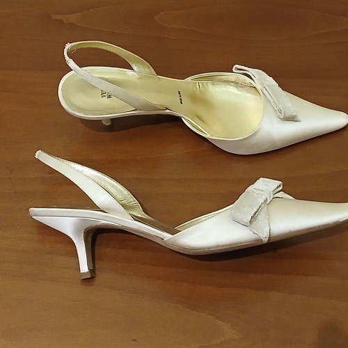 Vera Wang pumps used, size 38, beige satin with velvet bows