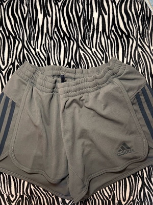 Adidas shorts σαν καινούργιο, γκρι, με εσωτερικό λάστιχο