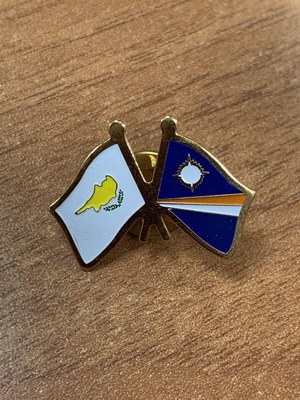 Friendship lapel pin Cyprus and Marshall Islands like new