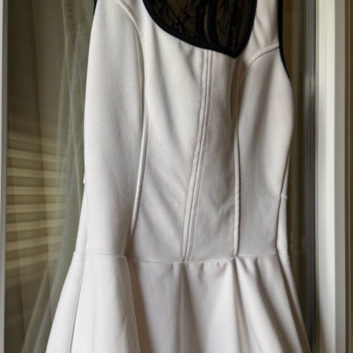 Sleeveless blouse with lace back and discreet ruffle, like new, size M