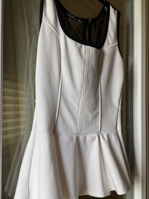 Sleeveless blouse with lace back and discreet ruffle, like new, size M