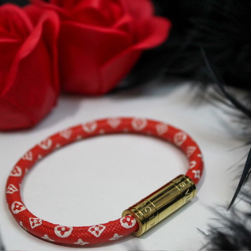 Bracelet with magnetic clasp in three colors, like new