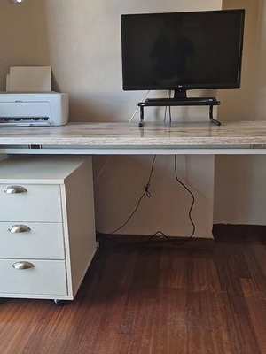 Desk 1.60x0.60m with white metal frame and decape surface