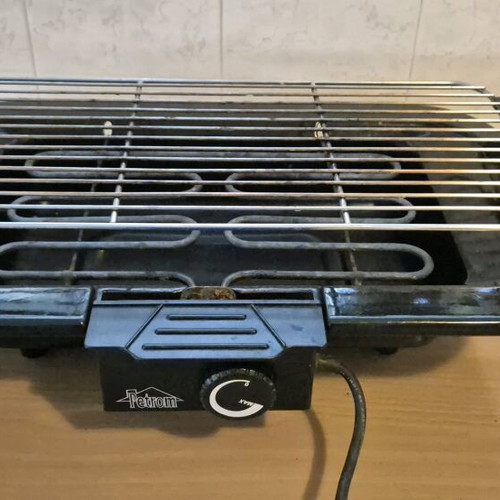 Petrom electric grill used with signs of wear