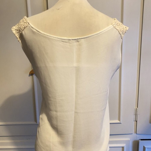 White sleeveless women's top with romantic lace and graphic print, size M, new