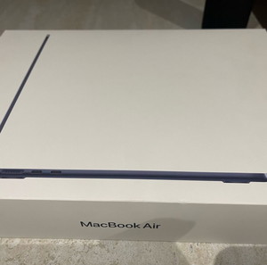 MacBook Apple air 13 ιντσών ,μαζί με ένα ποντίκι και 2 έτη προστασία!!!