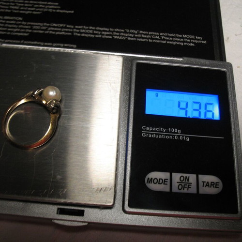 Vintage 18k gold ring with a genuine pearl and 8 diamonds.