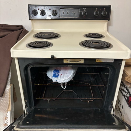 Oven used with 4 burners and Greek power supply