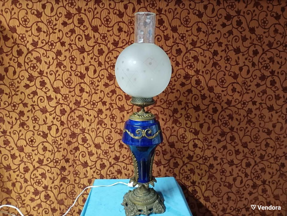 Κομψή μπρούτζινη επιτραπέζια λάμπα με βάση πορσελάνης σε χρώμα prussian blue, ύψους 70 εκ.
