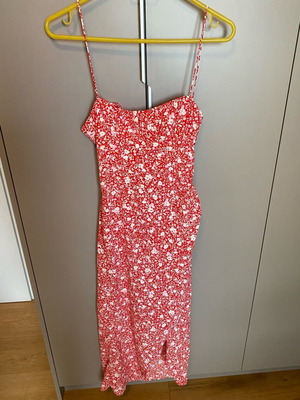 Φόρεμα ZARA XS με σκίσιμο στο πλάι και ανοιχτή πλάτη, σαν καινούργιο