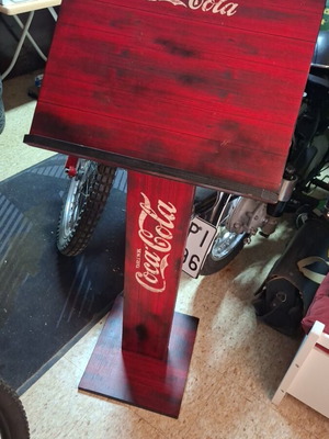 Ξύλινο σταντ Coca-Cola για μενού ή διακόσμηση