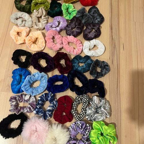 Scrunchies like new, pack of 41 hair ties