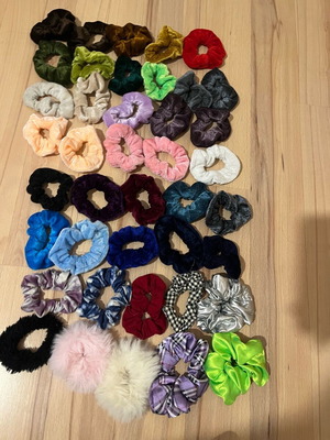 Scrunchies like new, pack of 41 hair ties