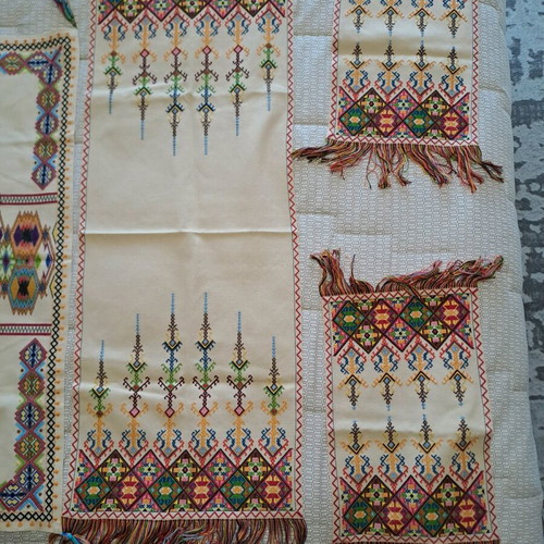 Embroidered table runner new, set of 4 pieces
