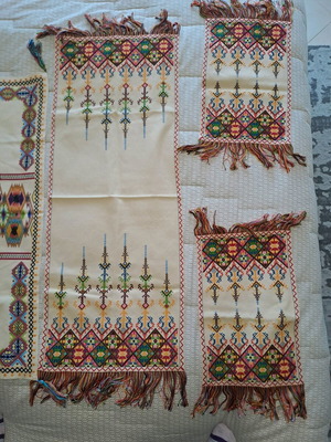 Embroidered table runner new, set of 4 pieces