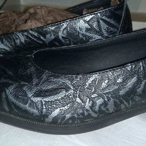 Tony Walker women's shoes new, size 37, black with embossed gray pattern