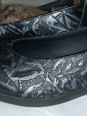 Tony Walker women's shoes new, size 37, black with embossed gray pattern