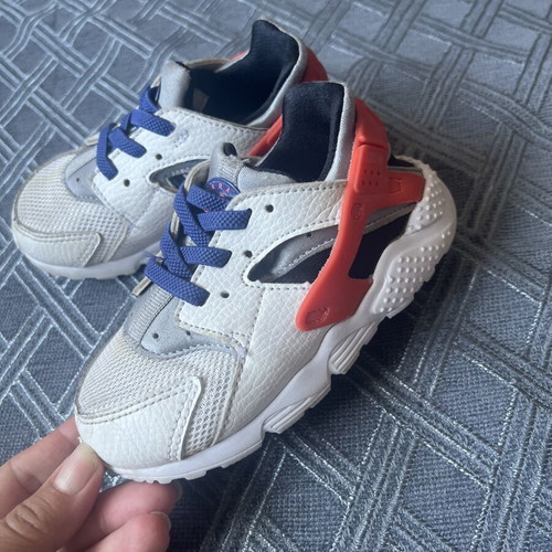 Nike Huarache kids sneakers size 25 used