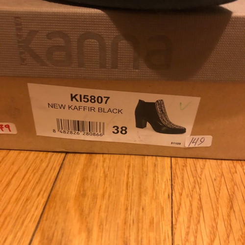 Kanna black patent leather ankle boots size 38 like new
