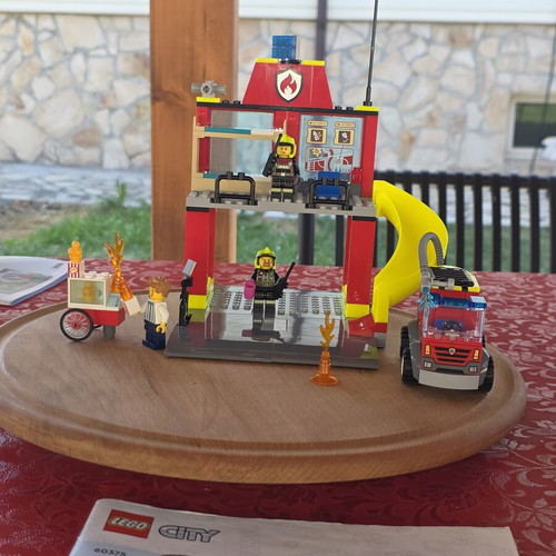 LEGO City Fire Station and Fire Truck set used, 153 pieces