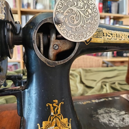 Singer Antique Sewing Machine used, 120 years old, collectible