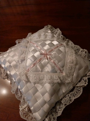 Μαξιλάρι Αγγλίας λευκό περίτεχνα πλεγμένο με σατέν κορδέλλες και δαντέλλα