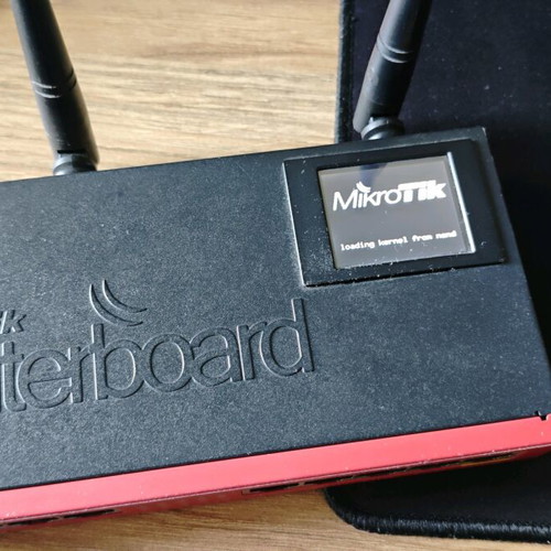 Mikrotik Router RB2011UiAS-2HnD-IN used with 5 Fast Ethernet and 5 Gigabit ports