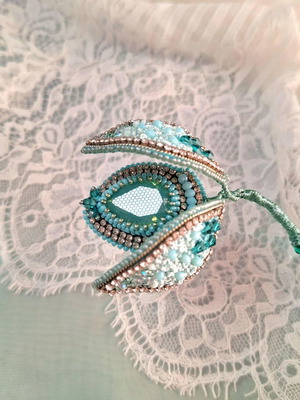 Sea Drop handmade brooch with Swarovski beads turquoise and silver, new