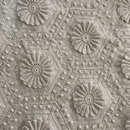 Knitted blanket artwork new with two pillowcases