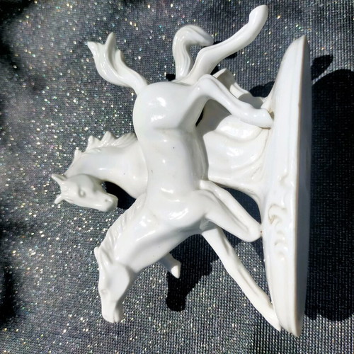 Horse figurine like new, white