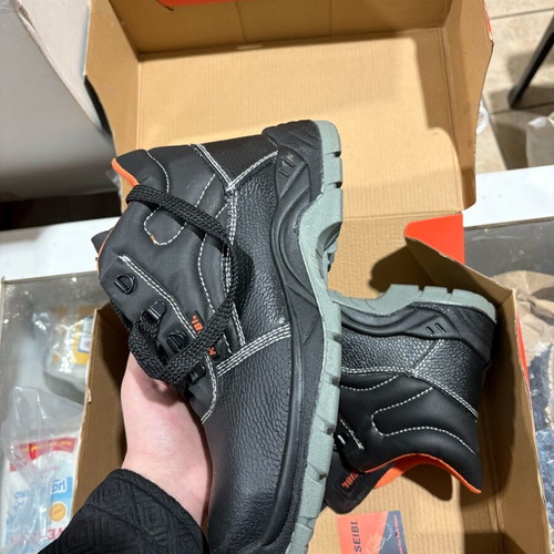 Work shoes new with and without protection sizes 40-46