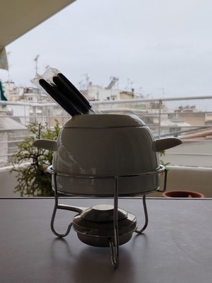 Ceramic fondue set used with metal stand