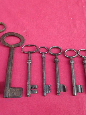 Old keys used, set of eight