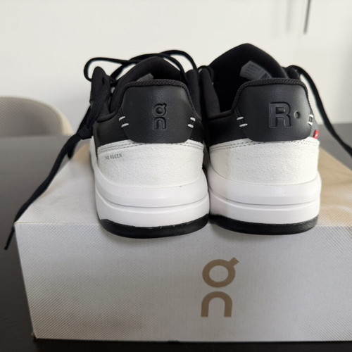 On Running The Roger Clubhouse Sneakers new, size 44, white and black