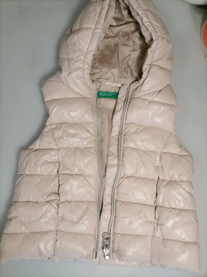Benetton baby sleeveless jacket 82cm like new with pockets and hood