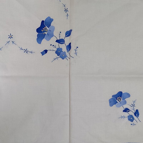 Vintage ecru tablecloth with appliqué flowers and 4 napkins in blue shades