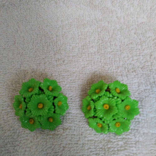 Clip-on earrings new, green, flower shape