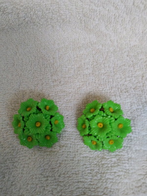 Clip-on earrings new, green, flower shape