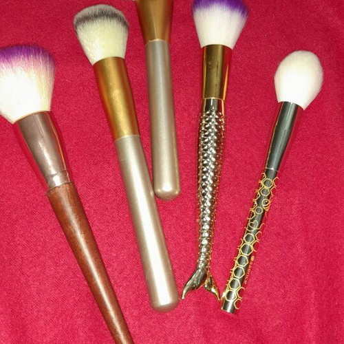 W7 eyeshadow palette with 10 earthy shades and 5 medium makeup brushes, like new