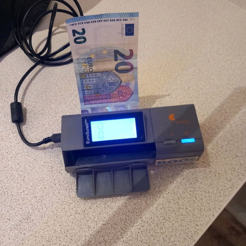 Counterfeit detector in excellent condition, almost unused