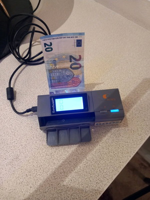 Counterfeit detector in excellent condition, almost unused