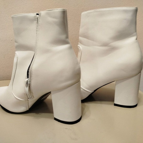 White low ankle boots size 40 like new